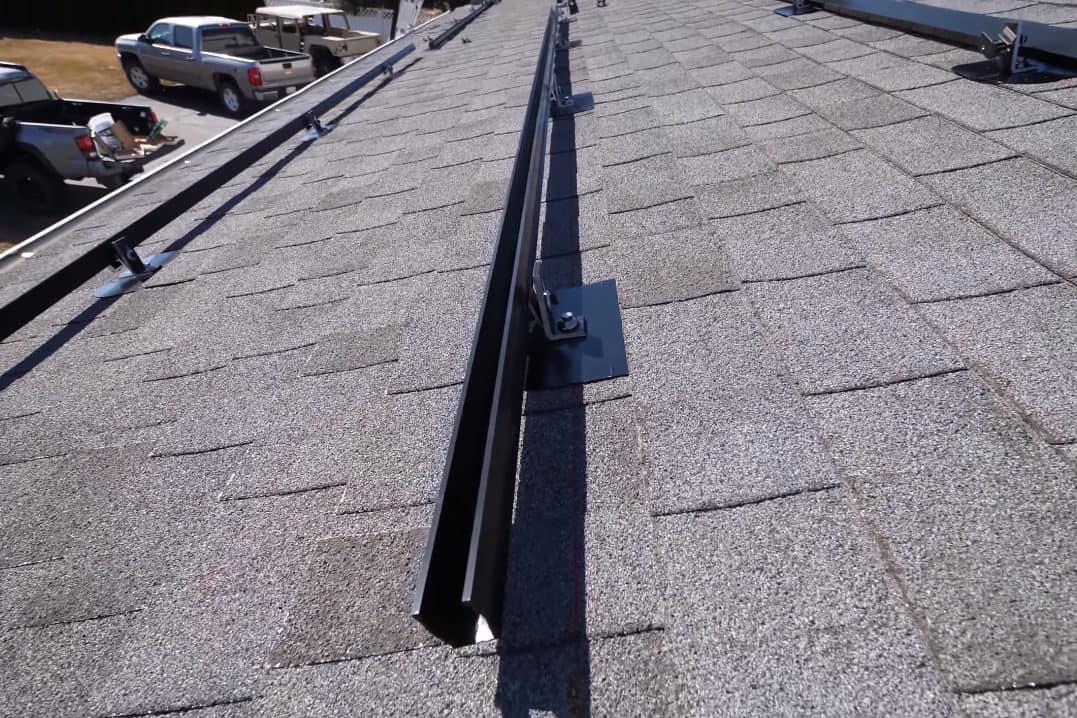 montering av solcellepaneler på tak