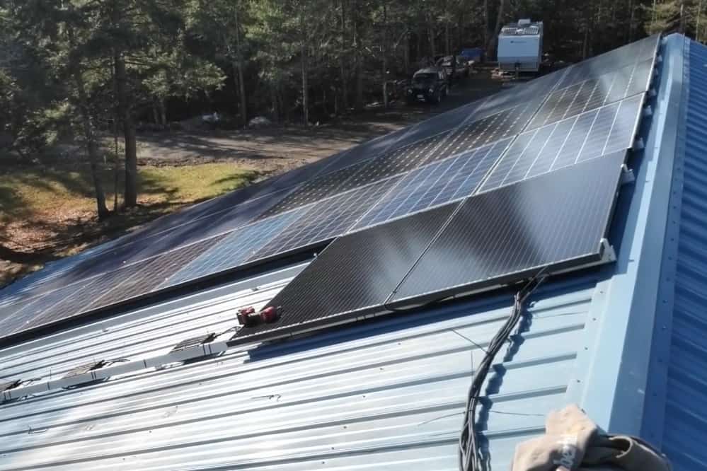屋上の太陽電池パネルの取付け